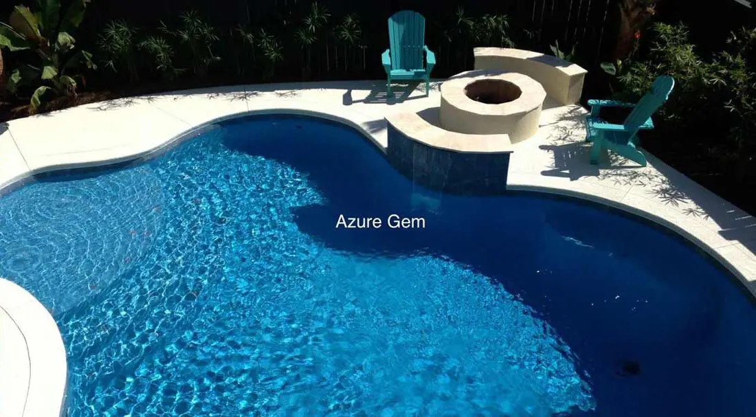 Pool with a Azure glass-bead finish, kidney pool with a deep, saturated blue tone